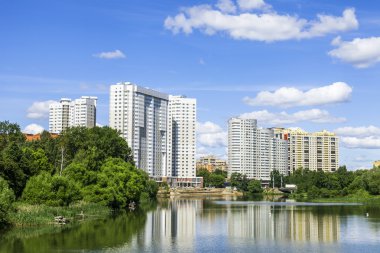 Pushkino, Rusya - 18 Haziran 2015 tarihinde. nehir serebryanka. Yeni multystoried evleri ve su onun yansıması
