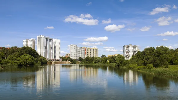 PUSHKINO, RUSSIE - le 18 juin 2015. Rivière Serebryanka. Nouvelles maisons aux multiples étages et son reflet dans l'eau — Photo