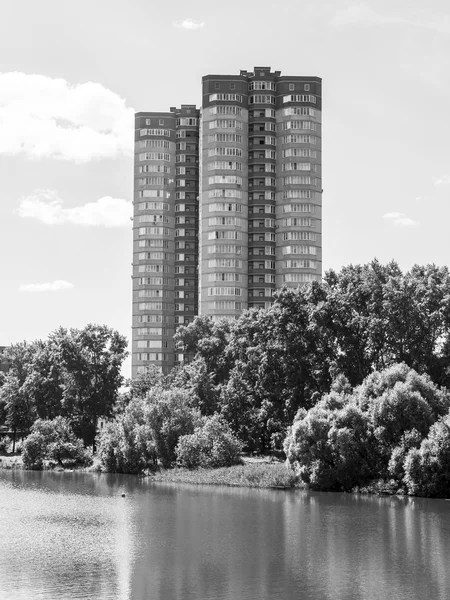 Poesjkino, Rusland - op juni, 18, 2015. rivier serebryanka. nieuwe multystoried huizen en zijn weerspiegeling in het water — Stockfoto