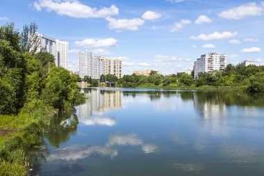 Pushkino, Rusya - 18 Haziran 2015 tarihinde. nehir serebryanka. Yeni multystoried evleri ve su onun yansıması
