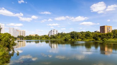 Pushkino, Rusya - 18 Haziran 2015 tarihinde. nehir serebryanka. Yeni multystoried evleri ve su onun yansıması