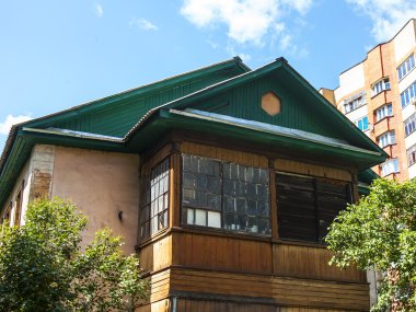 Pushkino, Rusya Federasyonu - 18 Haziran 2015 tarihinde. Yıkım için hazırlanıyor eski püskü evin mimari bir parçası