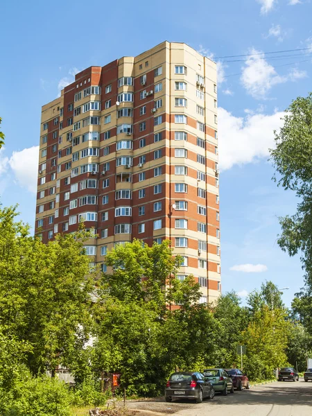 PUSHKINO, RUSSIA - on Jun 18, 2015. Архитектурный фрагмент нового многоэтажного дома — стоковое фото