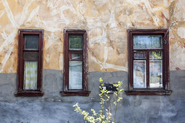 プーシキノ, ロシア - 2015 年 6 月 18 日に。解体のための準備古いぼろぼろの家の建築のフラグメント — ストック写真
