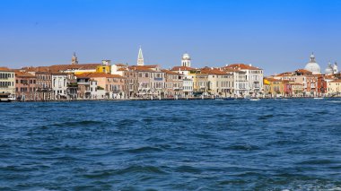 Venice, İtalya - 30 Nisan 2015 tarihinde. Şehir manzarası. Kanal dolgu antik yapılar