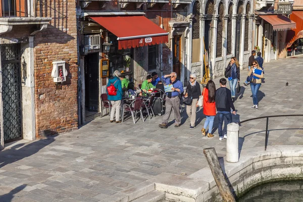 VENISE, ITALIE - le 1er mai 2015. Paysage typique de la ville. Canal de rue et remblai — Photo