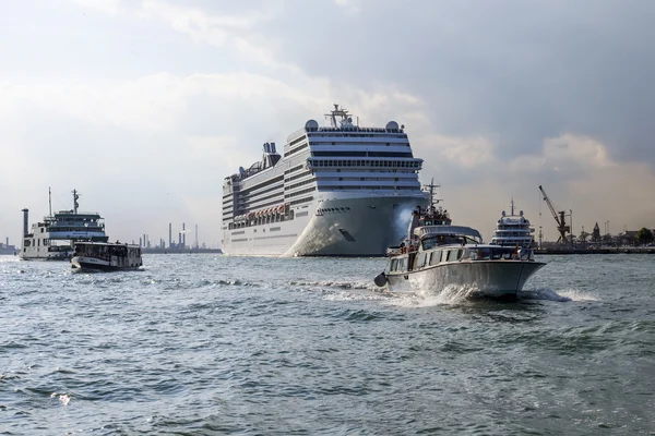 VENICE, ITALY - on APRIL 30, 2015. The cruise king leaves seaport of Venice — Stock Photo, Image