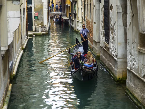 VENICE, ITALY - on APRIL 29, 2015. The gondola from assazhira floats on the narrow channel. Focus on a gondola — Stockfoto