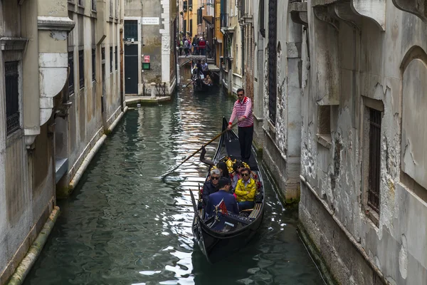 Venedig, Italien - den 29 April 2015. Gondolbanan från assazhira flotteringar på den smala kanalen — Stockfoto