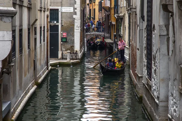 Venedig, Italien - den 29 April 2015. Gondolbanan från assazhira flotteringar på den smala kanalen — Stockfoto