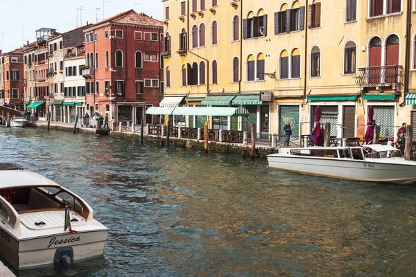 VENISE, ITALIE - le 30 AVRIL 2015. Le canal de la rue et les navires, vue sur la ville typique — Photo