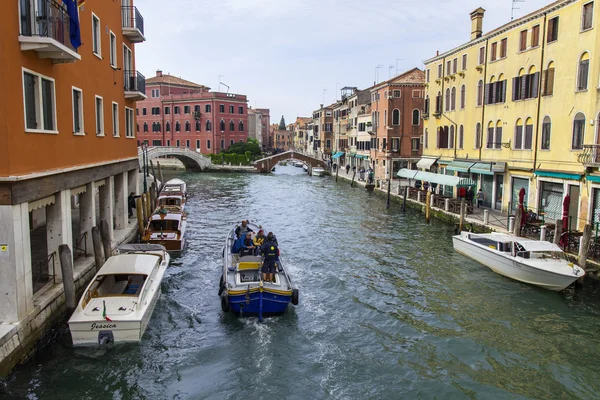 Venedig, Italien - den 30 April 2015. Gatan kanalen och fartyg, typiska stadsutsikt — Stockfoto