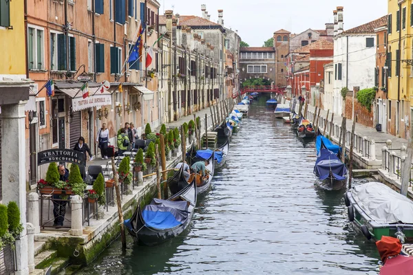 Benátky, Itálie – 30. dubna 2015. Ulice canal a plavidla, typické manželskou postelí — Stock fotografie