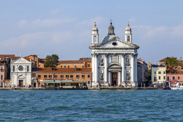 VENECIA, ITALIA - 30 DE ABRIL DE 2015. La iglesia de Santa María del Rosario en el terraplén de la isla de Dzhudekk — Foto de Stock