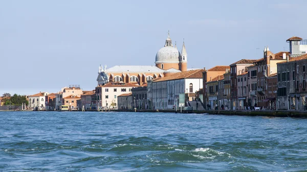 VENICE, ITALY - on MAY 2, 2015. Typical urban landscape — Zdjęcie stockowe