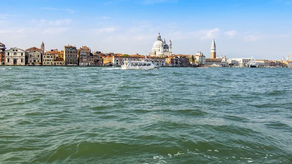 VENICE, ITÁLIA - em 30 de abril de 2015. Uma vista panorâmica da cidade a partir da lagoa veneziana — Fotografia de Stock