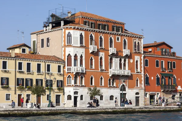 VENEZIA - il 2 MAGGIO 2015. Paesaggio urbano tipico — Foto Stock