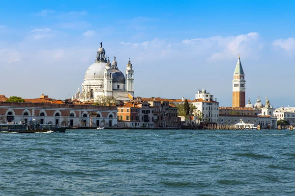 VENEZIA - il 30 APRILE 2015. Una vista panoramica della città dalla laguna veneziana — Foto Stock