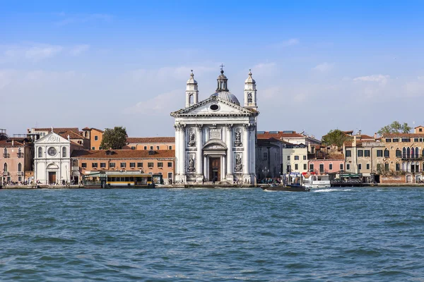 VENICE, ITALY - on April 30, 2015. Церковь Санта Мария дель Росарио на набережной острова Джудекк — стоковое фото