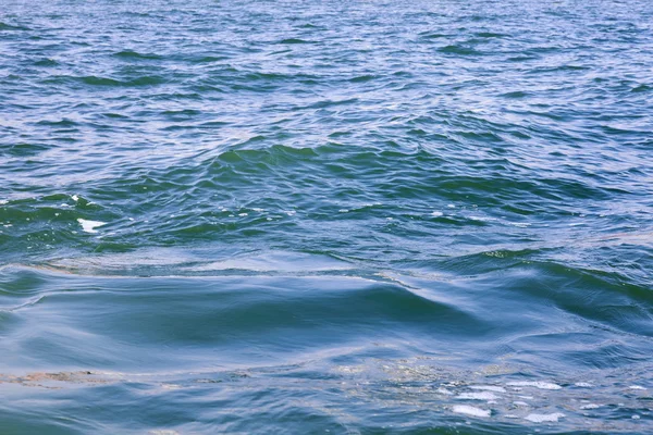 Superfície de água do mar com ondas fáceis — Fotografia de Stock