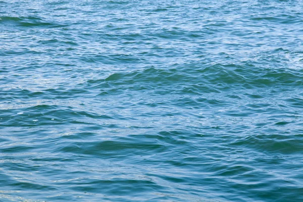 Superfície de água do mar com ondas fáceis — Fotografia de Stock