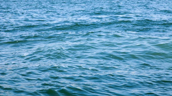 Superfície de água do mar com ondas fáceis — Fotografia de Stock