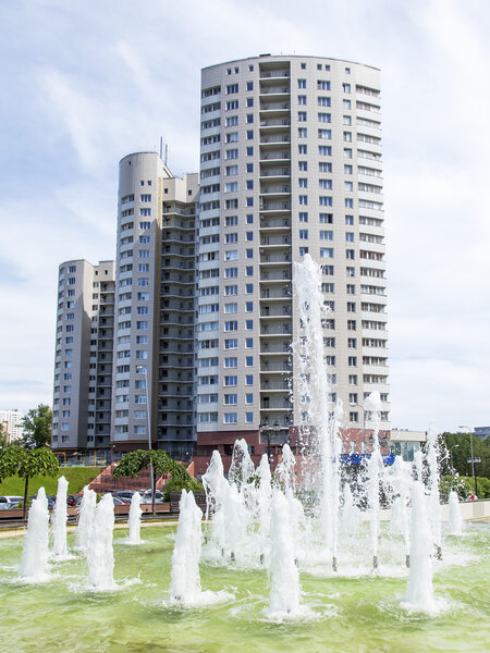 ПУШКИНО, РОССИЯ - 1 июня 2015 года. Городской пейзаж весной во второй половине дня. Мемориал в центре города и многоэтажные новые здания

