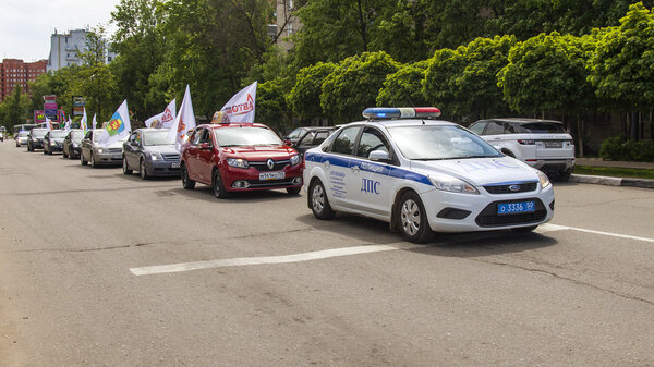 PUSHKINO, RUSSIA - on Jun 18, 2015. Колонна автомобилей следует по Московскому проспекту
