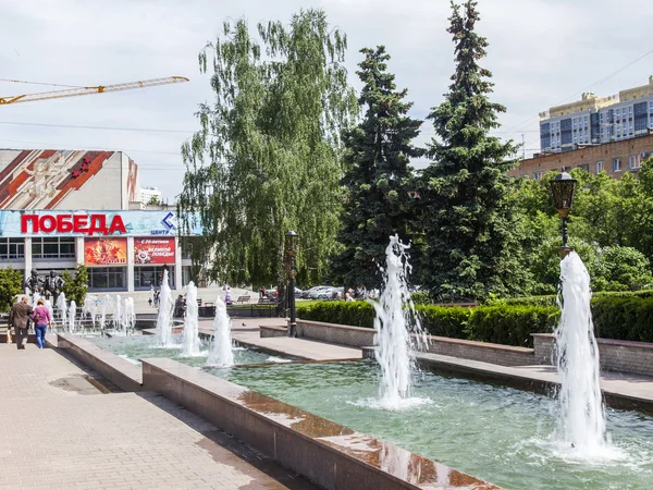 PUSHKINO, RÚSSIA - em 18 de julho de 2015. Complexo arquitetônico de Sovetskaya Square — Fotografia de Stock