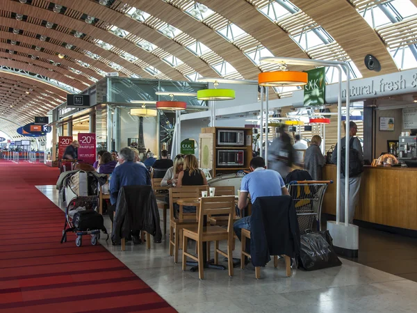 Paris, Frankrijk - op 5 mei 2015. de internationale luchthaven charles de gaulle, preople rust en eten in café in de hal van een vertrek in de terminal e. — Stockfoto