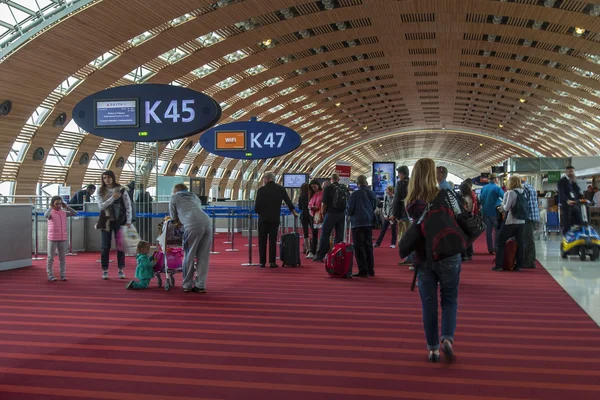 Paris, Frankrike - den 5 maj 2015. den internationella flygplatsen charles de gaulle, hall med en avgång i terminal e — Stockfoto