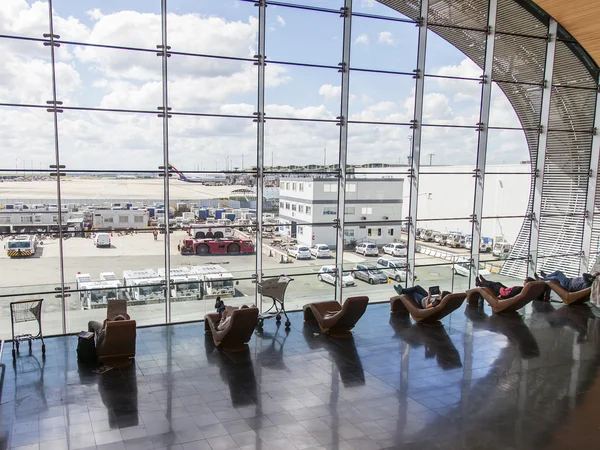 Paris, Frankrike - den 5 maj 2015. den internationella flygplatsen charles de gaulle, hallen på en avvikelse i terminal e. en undersökning plattform med en panoramautsikt över glasrutor — Stockfoto