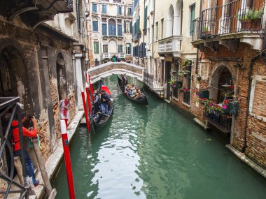 Venice, İtalya - 29 Nisan 2015 tarihinde. dar sokak kanal. turistler float bir gondol