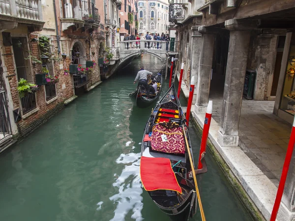 VENICE, ITALY - on APRIL 29, 2015. Narrow street canal. Tourists float on a gondola — Stock Photo, Image