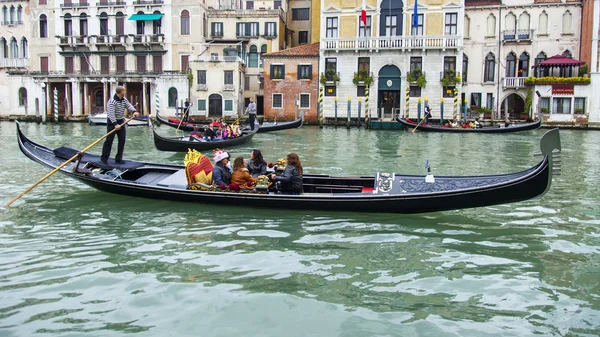 Venice, Italië - op 1 mei 2015. gondels met passagiers drijven op het grote kanaal (canal grande). — Stockfoto