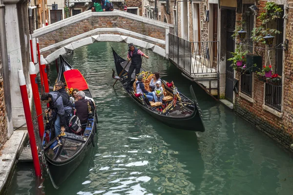 Venedig, Italien - den 29 april 2015. trånga gatan canal. turister flyter på en gondol — Stockfoto