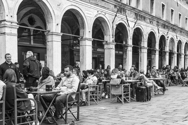 Venedig, Italien - am 1. Mai 2015. Sommercafé am Ufer des großen Kanals (Canal grande). Zahlreiche Besucher sitzen an kleinen Tischen — Stockfoto