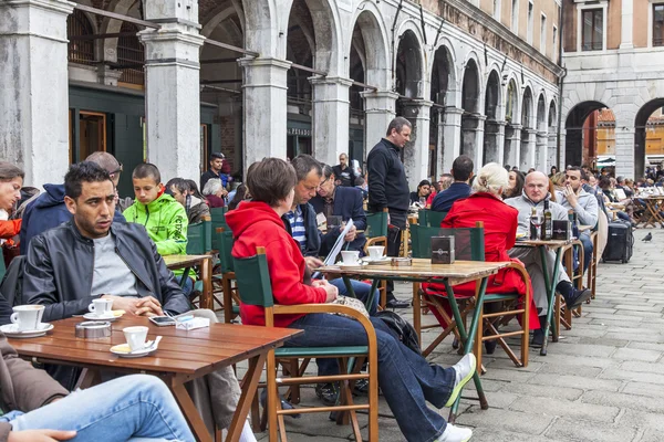 VENICE, ITALY - on MAY 1, 2015. Summer cafe on the bank of the Grand channel (Canal Grande). Numerous visitors sit at little tables — Stock Photo, Image