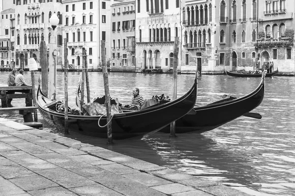 VENISE, ITALIE - le 29 avril 2015. Deux gondoles sont amarrées à Grand Kanal (Canal Grande) Embankment . — Photo