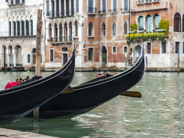 Venice, Włochy - na 29 kwietnia 2015 roku. dwie gondole zacumowane są w grand kanal (canale grande) nasyp. — Zdjęcie stockowe
