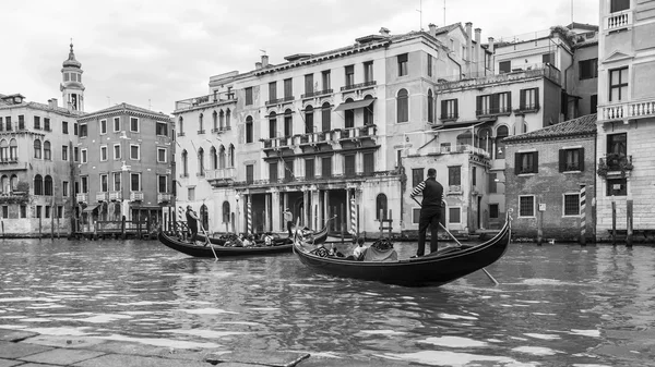 Venice, İtalya - 1 Mayıs 2015 tarihinde. gondol yolcular ile grand kanal (canal grande üzerinde yüzer). — Stok fotoğraf