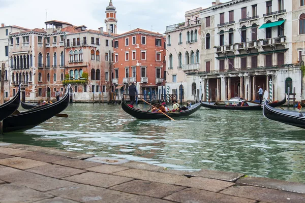 威尼斯，意大利-2015 年 5 月 1 日。与乘客吊船浮在大通道 (大运河上). — 图库照片