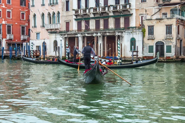 VENICE, ITALY - on MAY 1, 2015. Gondolas and trogetto with passengers float on the Grand channel (Canal Grande). — Stock Photo, Image