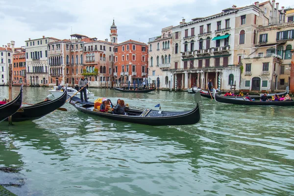 Benátky, Itálie - na 1 května 2015. gondoly s cestujícími plavat na grand kanál (canal grande). — Stock fotografie