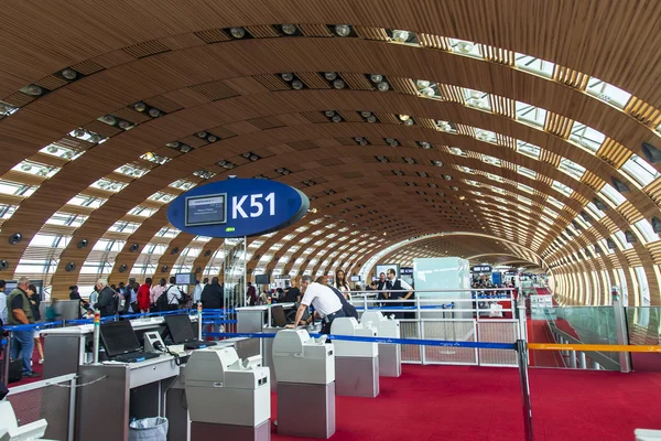 Paris, Frankrike - den 5 maj 2015. den internationella flygplatsen charles de gaulle, hall med en avgång i terminal e. — Stockfoto