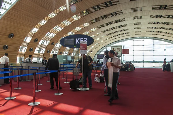 Paris, Frankrike - den 5 maj 2015. den internationella flygplatsen charles de gaulle, hall med en avgång i terminal e. — Stockfoto