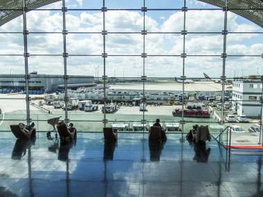 Paris, Fransa - 5 Mayıs 2015 tarihinde. Uluslararası Havaalanı charles de gaulle, bir hareket içinde terminal e. bir anket platformu bir panoramik cam Salonu