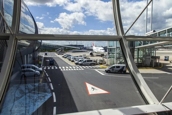 Paris, Frankreich - am 5. Mai 2015. Der internationale Flughafen Charles de Gaulle, Galerie mit einer Panoramaverglasung, geht in die Ankunftshalle über — Stockfoto