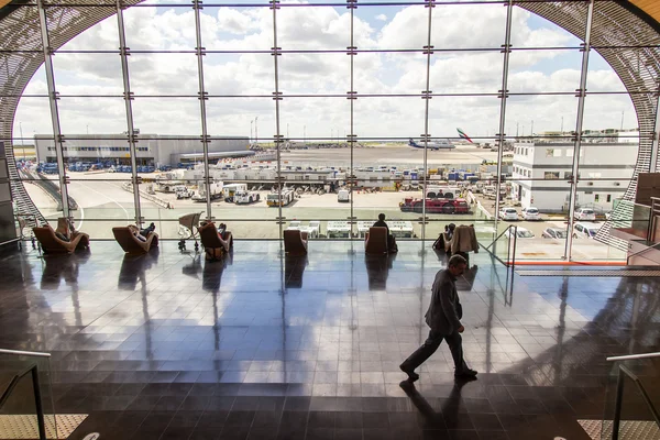 Paris, Fransa - 5 Mayıs 2015 tarihinde. Uluslararası Havaalanı charles de gaulle, bir hareket içinde terminal e. bir anket platformu bir panoramik cam Salonu