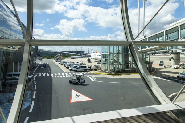 ПАРИЖ, ФРАНЦИЯ - 5 мая 2015 года. Международный аэропорт Шарль де Голль, галерея с панорамным остеклением, проход в зал прилета — стоковое фото